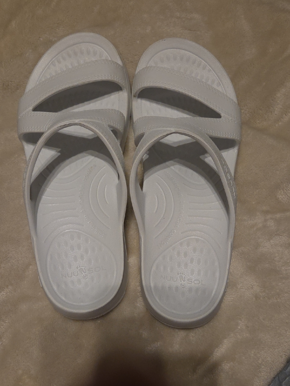 Nuusol White Slip-On Women’s Supportive Sandals with Cushioned Footbed